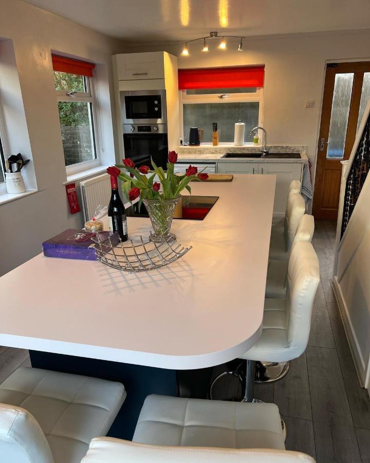 A Beautiful, Spacious Family Home, Accept Dogs, Hot Tub Morfa Nefyn